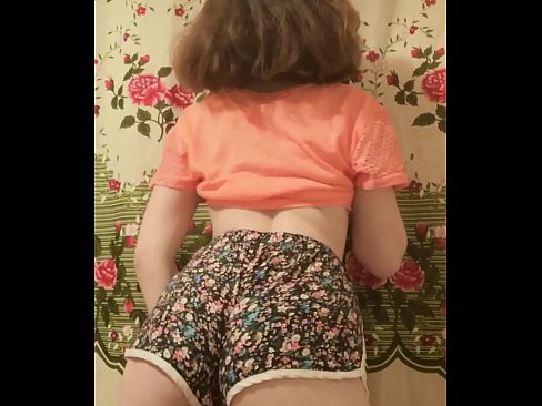 ❤️ Seksīga jauna skaistule izģērbjas no šortiem kamerā Porno pie mums ❌️