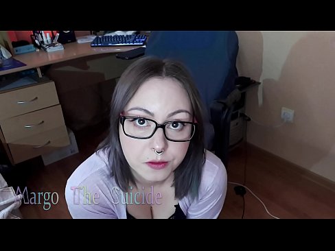 ❤️ Seksīga meitene ar brillēm sūc dildo dziļi kamerā Porno pie mums ❌️