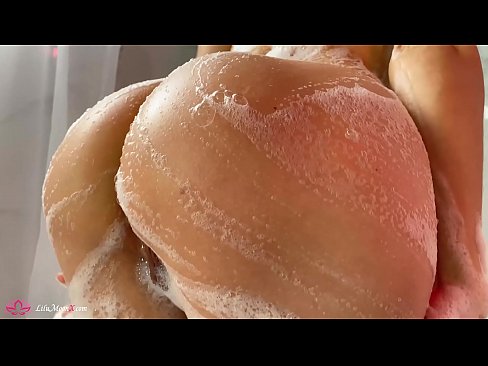 ❤️ Brunete masturbē makstiņu ar vibratoru līdz intensīvam orgasmam dušā Porno pie mums ❌️