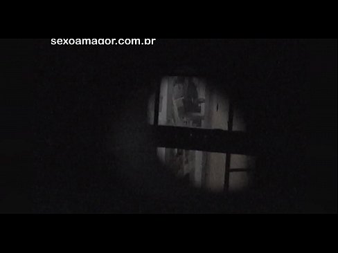 ❤️ Blondīnīte tiek slepeni filmēta ar kaimiņu vuajeru, kurš slēpjas aiz dobiem ķieģeļiem Porno pie mums ❌️