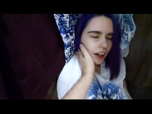 ❤️ Atradu savu māsu skapī un palīdzēju viņai beigt. Porno pie mums ❌️