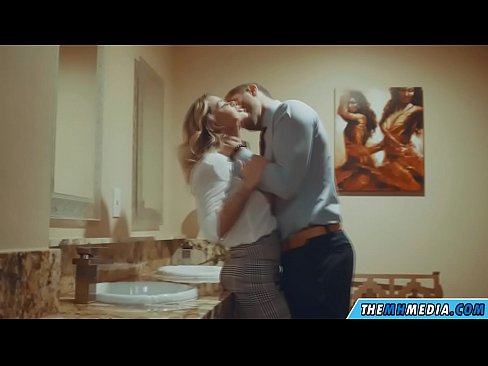 ❤️ Kad krūtiska blondīne pavedina tevi publiskā tualetē Porno pie mums ❌️